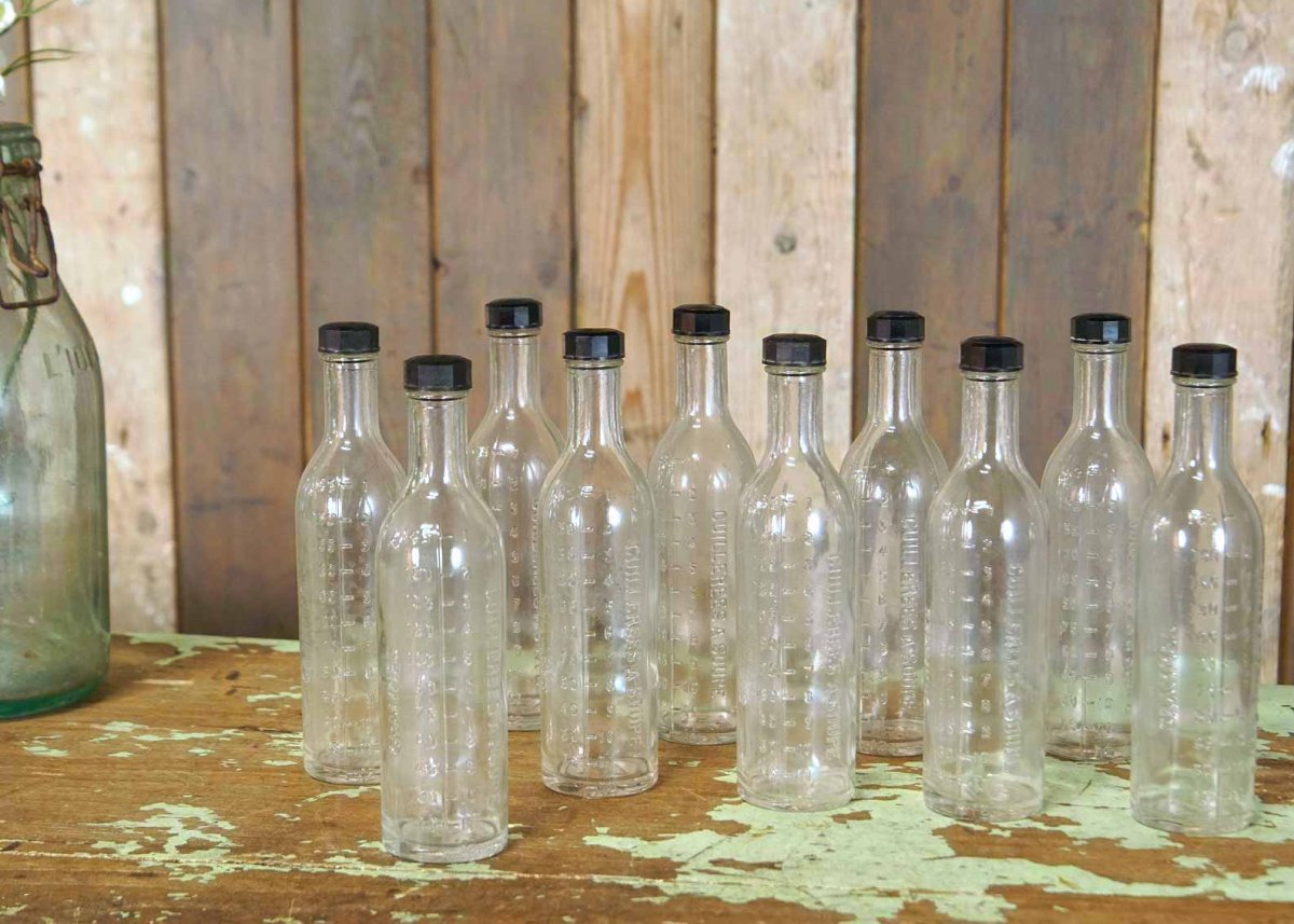 Set van tien oude glazen flesjes met maatverdeling en zwarte dop – apotheek Frankrijk – ‘187’ - Afbeelding 4