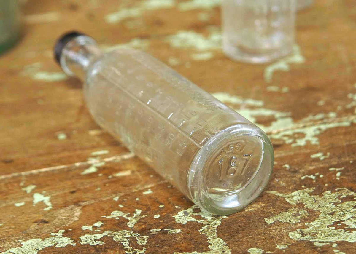 Set van tien oude glazen flesjes met maatverdeling en zwarte dop – apotheek Frankrijk – ‘187’ - Afbeelding 7