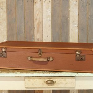 Oude stevige langwerpige bruine brocante koffer met lederen handvat