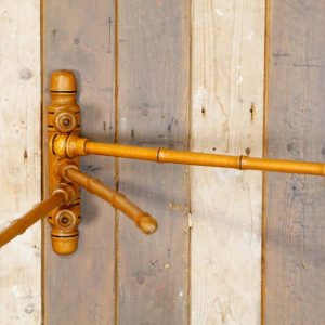 Brocante Frans houten wanddroogrekje met drie stangen – handdoekenrekje