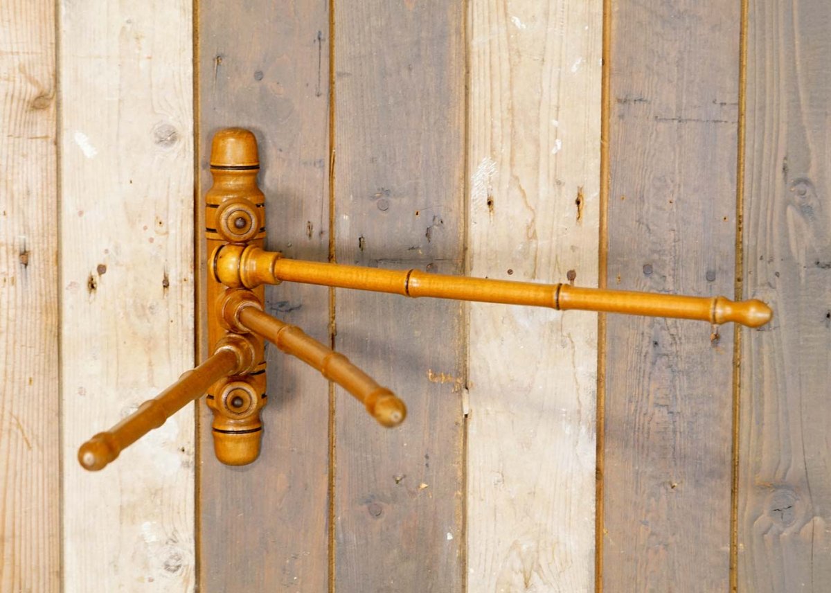 Brocante Frans houten wanddroogrekje met drie stangen – handdoekenrekje
