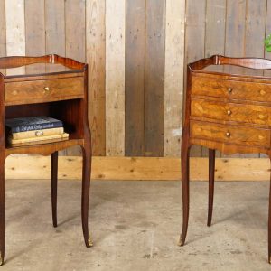 Set van twee sierlijke oude Franse brocante nachtkastjes met marqueterie – Louis XV-stijl