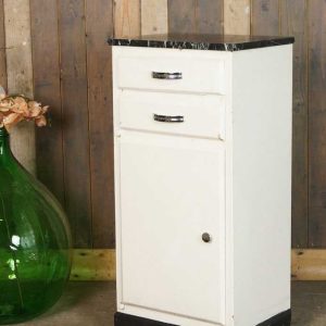 Wit brocante metalen kastje met marmeren plaat