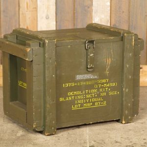 Oude robuuste legergroene explosievenkist met opschrift – houten militaire opbergkist