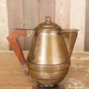 Oude antieke messing art deco theepot met houten handvat