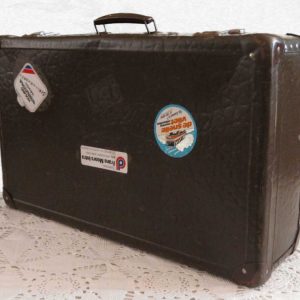 Donkerbruine vintage koffer met drie reisstickers