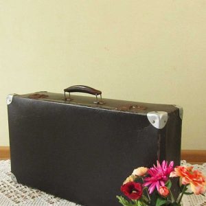 Donkerbruine vintage koffer met metalen hoeken